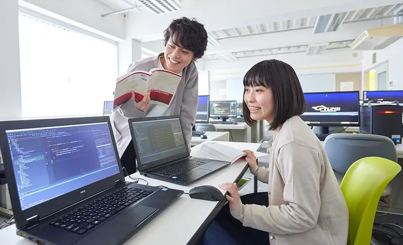 学校法人国際総合学園の求人画像1