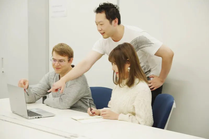 互いに意見を交わしながらゲーム制作に取り組んでいます。