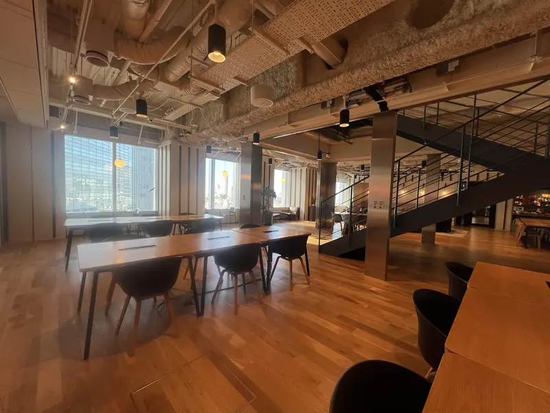 株式会社GeNEEの求人画像3