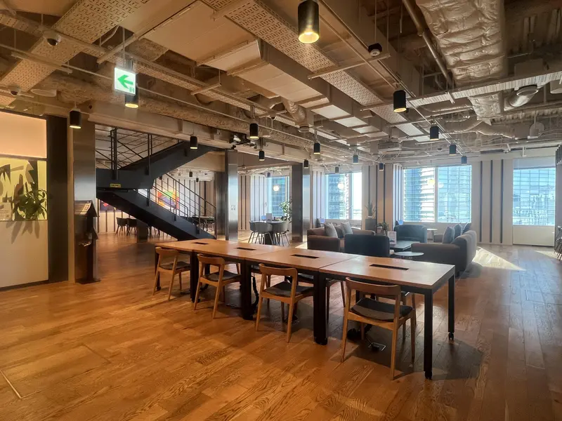 株式会社GeNEEの求人画像2